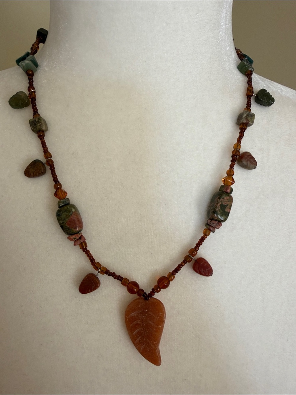 VINTAGE UNAKITE & PEACH AVENTURINE CARVED LEAF PENDANT NECKLACE Earthy Gemstone